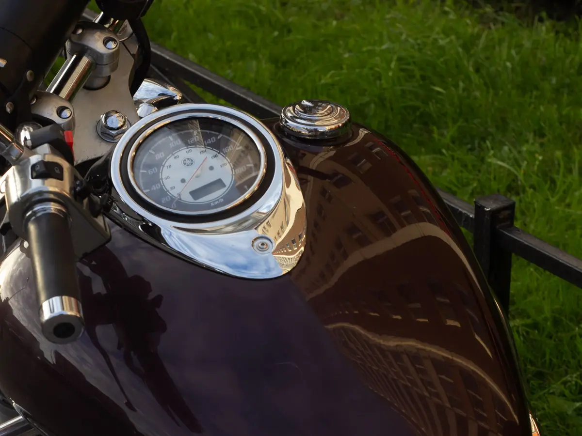 Tmavě vínová metalická nádrž motorky s budíkem