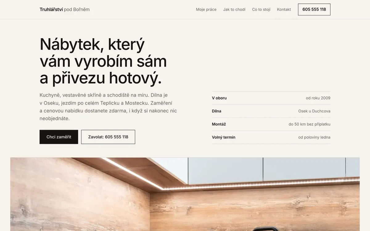 Úvod ukázky truhlářství: nadpis na papírovém podkladu a pod ním fotka kuchyňské linky s dřevěnou zástěnou